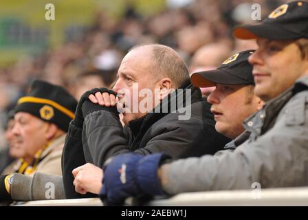 Il 28 gennaio 2012. Calcio - Premiership - Wolverhampton Wanderers Vs West Bromwich Albion. Una ventola di Lupi durante la partita. Fotografo: Paolo Roberts/Oneuptop/Alamy. Foto Stock