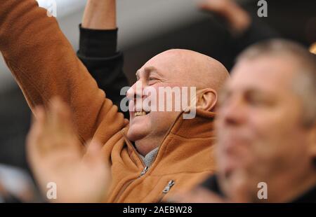 Il 28 gennaio 2012. Calcio - Premiership - Wolverhampton Wanderers Vs West Bromwich Albion. Una ventola di Lupi celebra come Wolveerhampton Wanderers equalizzare. (1-1). Fotografo: Paolo Roberts/Oneuptop/Alamy. Foto Stock