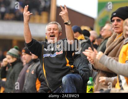 Il 28 gennaio 2012. Calcio - Premiership - Wolverhampton Wanderers Vs West Bromwich Albion. Una ventola di Lupi celebra come Wolveerhampton Wanderers equalizzare. (1-1). Fotografo: Paolo Roberts/Oneuptop/Alamy. Foto Stock