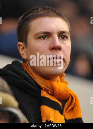 Il 28 gennaio 2012. Calcio - Premiership - Wolverhampton Wanderers Vs West Bromwich Albion. Un fan di Lupi contempla la perdita. Fotografo: Paolo Roberts/Oneuptop/Alamy. Foto Stock