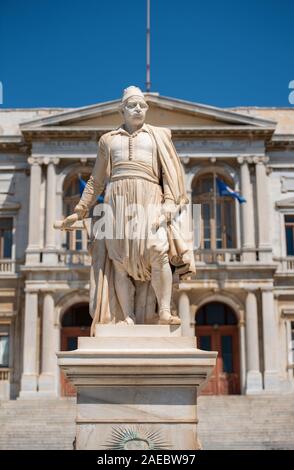 Statua di eroe greco, Andreas Miaoulis, di fronte al Municipio di Ermoupolis in Syros Island, Egeo, Grecia. Foto Stock
