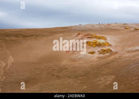 Solfatare con zolfo in Namaskard, Islanda. Foto Stock