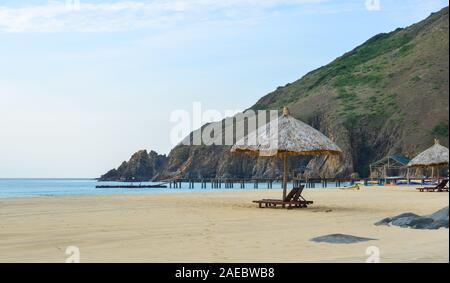 Seascape di Ky Co Beach, Quy Nhon, Vietnam. Negli ultimi anni vi è stato un significativo spostamento verso i settori dei servizi e del turismo in Quy Nhon. Foto Stock