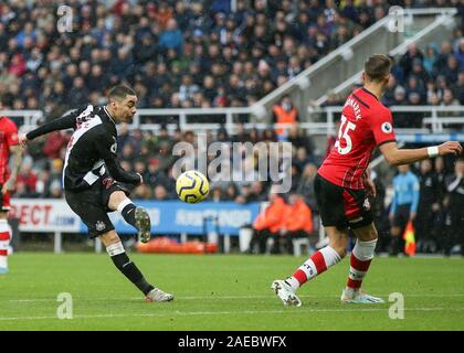 Newcastle Upon Tyne, Regno Unito. 08 Dic, 2019. 8 dicembre 2019; St James Park, Newcastle, Tyne and Wear, Inghilterra; English Premier League Football, Newcastle United rispetto a Southampton; Miguel Almiron di Newcastle United shot è bloccato da Jan Bednarek di Southampton - rigorosamente solo uso editoriale. Nessun uso non autorizzato di audio, video, dati, calendari, club/campionato loghi o 'live' servizi. Online in corrispondenza uso limitato a 120 immagini, nessun video emulazione. Nessun uso in scommesse, giochi o un singolo giocatore/club/league pubblicazioni Credit: Azione Plus immagini di sport/Alamy Live News Foto Stock