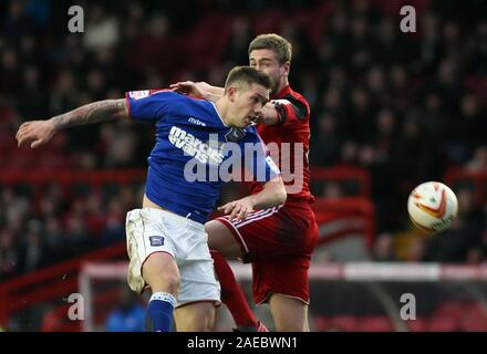 26 Gennaio 2013 - Campionato nPower Football - Bristol City Vs. Ipswich Town - Luca Camere di Ipswich Town capi chiaro da Steven Davies del Bristol City - Foto: Paul Roberts /Oneuptop/Alamy. Foto Stock