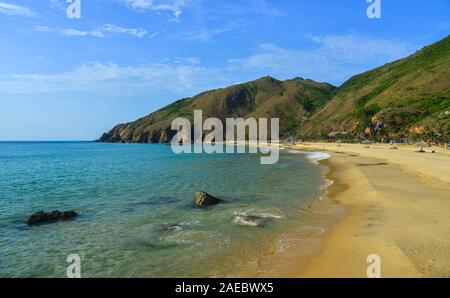 Seascape di Ky Co Beach, Quy Nhon, Vietnam. Negli ultimi anni vi è stato un significativo spostamento verso i settori dei servizi e del turismo in Quy Nhon. Foto Stock