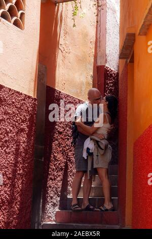 Coppia in vacanza al Callejon del beso o un vicolo del bacio nella città di Guanajuato, Messico Foto Stock