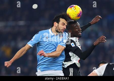 Marco Parolo del Lazio (L) passa per una testata con Blaise Matuidi della Juventus (R) durante il campionato italiano di Serie A partita di calcio tra la SS Lazio e Juventus il 7 dicembre 2019 presso lo Stadio Olimpico di Roma, Italia - Foto Federico Proietti/ESPA-immagini Foto Stock