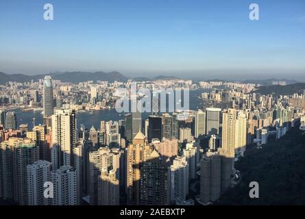 Hong Kong - Dic 28, 2014. Vista aerea di Hong Kong Bay. L'economia di Hong Kong è un sistema altamente sviluppato libera economia di mercato caratterizzato da bassa taxati Foto Stock
