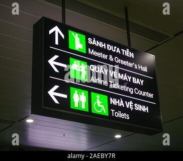 A Saigon, Vietnam - Il 4 dicembre, 2019. Scheda di direzione dell'Aeroporto Tan Son Nhat a Saigon, Vietnam. Tan Son Nhat è il più trafficato aeroporto internazionale in Vietna Foto Stock