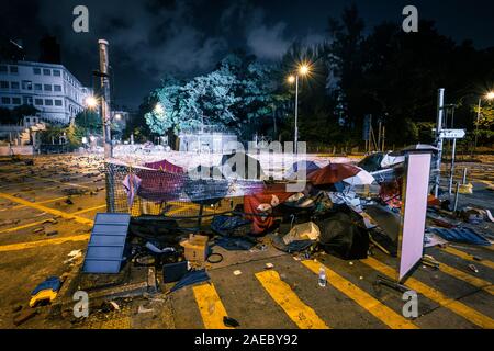 HongKong - Novembre 2019: Street barricate e riot postumi di Hong Kong di notte accanto all'Università Politecnico durante il 2019 Hongkong proteste Foto Stock