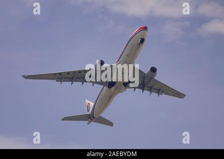 Shanghai, Cina - giu 3, 2019. B-5938 China Eastern Airlines Airbus A330-200 il decollo dall'Aeroporto di Shanghai Pudong (PVG). Foto Stock