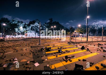 HongKong - Novembre 2019: Street barricate e riot postumi di Hong Kong di notte accanto all'Università Politecnico durante il 2019 Hongkong proteste Foto Stock