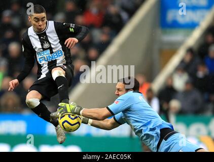 Newcastle United's Miguel Almiron (sinistra) e Southampton il portiere Alex McCarthy battaglia per la palla durante il match di Premier League a St James Park, Newcastle. Foto Stock