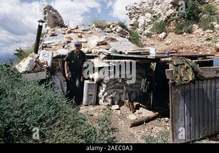 11 agosto 1993 durante l'assedio di Sarajevo: un soldato Bosnian-Serb esce dal suo bunker sul Monte Trebevic, al di sopra di Sarajevo. Indossa la spalla patch serba della Guardia di volontariato (Srpska dobrovoljačka garda o SDG), anche noto come Arkan's tigri. Foto Stock