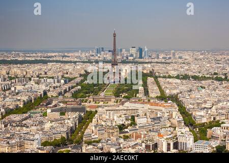 Parigi, Francia cityscape. Champ de Mars che conduce alla Torre Eiffel. Foto Stock