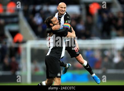 Newcastle United Shelvey Jonjo (destra) punteggio celebra il suo lato del primo obiettivo del gioco con il compagno di squadra Andy Carroll durante il match di Premier League a St James Park, Newcastle. Foto Stock
