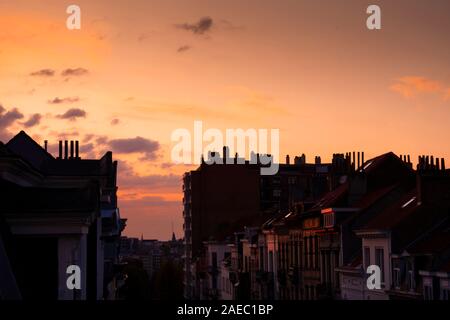 Gli immobili a Bruxelles nella luce del tramonto. Vista da sopra di una strada tranquilla nei pressi di Piazza Ambiorix. Foto Stock