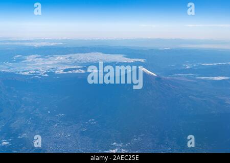 Un birds eye view close-up il Monte Fuji ( Mt. Fuji ) e cielo blu. Scenario paesaggi del Fuji-Hakone-Izu National Park. Prefettura di Shizuoka, Jap Foto Stock