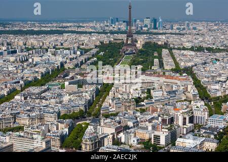 Parigi, Francia cityscape. Avenue de Saxe e Champ de Mars che conduce alla Torre Eiffel. Foto Stock