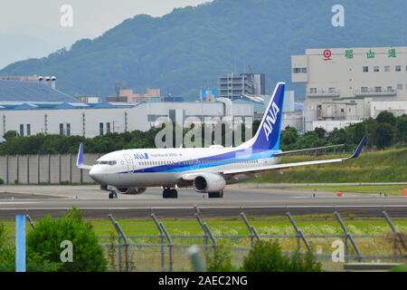 Osaka, Giappone - Giu 26, 2019. JA77un All Nippon Airways Boeing 737-800 rullaggio sulla pista di Osaka all'Aeroporto Itami (ITM). Foto Stock