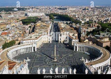 Piazza San Pietro e Via della Conciliazione visto dalla cupola della Basilica di San Pietro nello Stato della Città del Vaticano Foto Stock