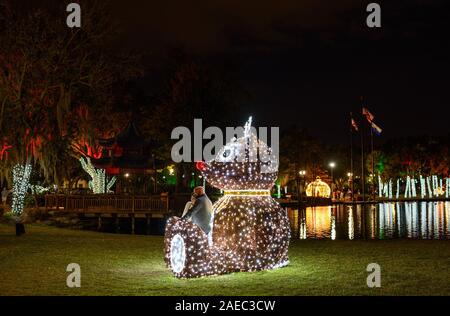 La gente a prendere le foto con una nuova luce di vacanza decorazione presso Lake Eola Park, Orlando in Florida. Foto Stock