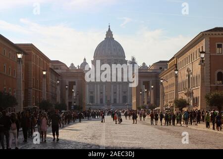 La Basilica di San Pietro in Vaticano Città vista da Via della Conciliazione in Roma, Italia Foto Stock