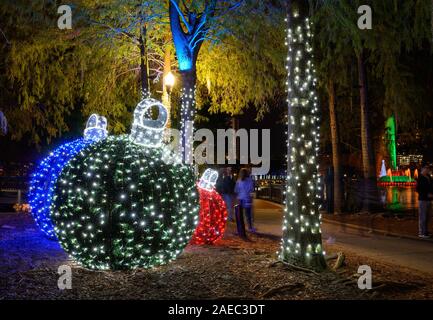 La gente a prendere le foto con una nuova luce di vacanza decorazione presso Lake Eola Park, Orlando in Florida. Foto Stock