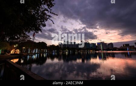 La gente a piedi dal nuovo holiday decorazioni a Lake Eola Park nel centro cittadino di Orlando, Florida. Foto Stock