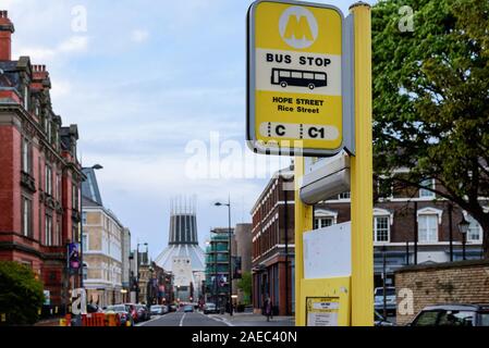 Liverpool, ENGLAND, 11 MAY , 2015: Un autobus in cima a Hope Street con vista sulla Cattedrale Metropolitana sullo sfondo, Liverpool, UK Foto Stock