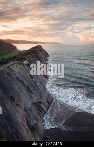 Il paesaggio della costa di Flysch famosi In Zumaia al tramonto, Paesi Baschi, Spagna. Famose formazioni geologiche . Foto Stock