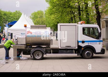 Cracow, Lesser Poland/Poland - 04.27.2019: Il ragazzo beve acqua dalla vasca pubblicitaria durante la Fiera dell'Earh Day a Cracovia' Foto Stock