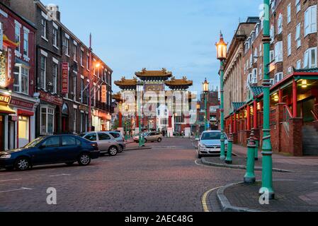 Liverpool, Merseyside, Regno Unito, 11 MAGGIO 2015, Chinatown Archway di Liverpool su Nelson Street. Liverpool, Merseyside, Regno Unito Foto Stock