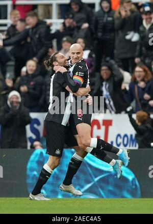 Newcastle Upon Tyne, Regno Unito. 08 Dic, 2019. 8 dicembre 2019; St James Park, Newcastle, Tyne and Wear, Inghilterra; English Premier League Football, Newcastle United rispetto a Southampton; Jonjo Shelvey di Newcastle United festeggia con Andy Carroll di Newcastle United dopo dirige il compensatore in 68 minuto per renderlo 1-1 - rigorosamente solo uso editoriale. Nessun uso non autorizzato di audio, video, dati, calendari, club/campionato loghi o 'live' servizi. Online in corrispondenza uso limitato a 120 immagini, nessun video emulazione. Nessun uso in scommesse, giochi o un singolo giocatore/club/league pubblicazioni Credit: Azione Foto Stock