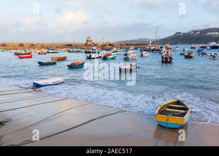 Piccole imbarcazioni ormeggiate a St Ives Harbour in Cornovaglia, Inghilterra, Regno Unito. Foto Stock