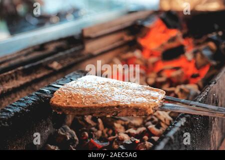 Kebab Luleh (carni macinate su sputa, medio-orientale fiocco) essendo fritti sulla brace, tonica immagine Foto Stock