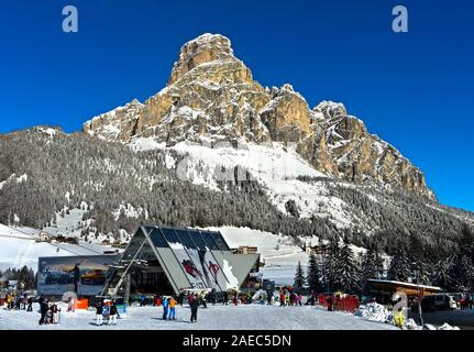 Relazione di Sci Corvara, Kurfar, picco Sassongher dietro, Alta Badia, Dolomiti, Alto Adige, Italia Foto Stock