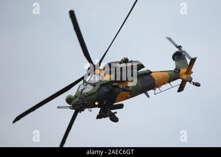 Il bagno turco ATAK T129 elicottero mostravano la sua manovrabilità a Farnborough Airshow internazionale 2018 Foto Stock
