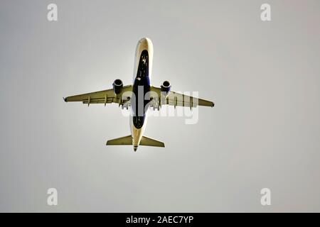 Un 737 aereo Jet proviene in per un atterraggio in un aeroporto regionale di Redmond, Oregon Foto Stock