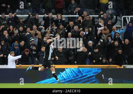 Newcastle Upon Tyne, Regno Unito. 8 dicembre 2019. Jonjo Shelvey di Newcastle United festeggia dopo aver segnato il loro primo obiettivo durante il match di Premier League fra Newcastle United e Southampton presso il St James Park, Newcastle domenica 8 dicembre 2019. (Credit: Mark Fletcher | MI News) La fotografia può essere utilizzata solo per il giornale e/o rivista scopi editoriali, è richiesta una licenza per uso commerciale Credito: MI News & Sport /Alamy Live News Foto Stock