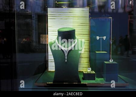 Graff gioielli store window display gioiello collana su New Bond Street in Mayfair London W1 Inghilterra UK KATHY DEWITT Foto Stock