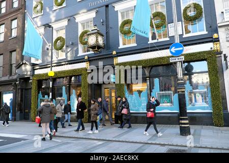 Tiffany & Co. Negozio gioielli esterno ghirlande di Natale decorazioni verde sulla Old Bond Street in Mayfair London W1 Inghilterra UK KATHY DEWITT Foto Stock