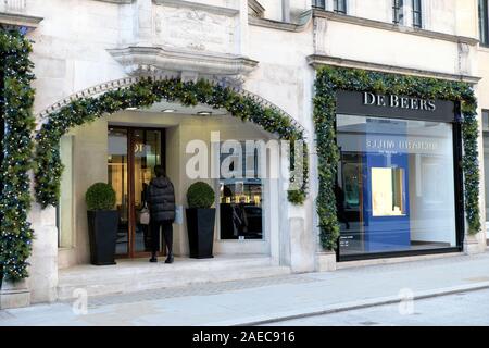 De Beers angolo del negozio Piccadilly e Old Bond Street in Mayfair London W1 Inghilterra UK KATHY DEWITT Foto Stock