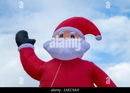 Gonfiabile di Babbo Natale nella parte anteriore del cielo blu Foto Stock