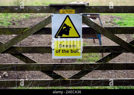 Segnale di avvertimento,tenere fuori,attenzione del Bull,pericolo,animali pericolosi,bull,tori,rischio,rischioso,gate,bloccare,bloccato,agriturismo,farmland,sicurezza,farm safety,pericoloso Foto Stock