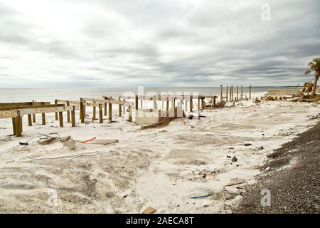 Uragano 'Michael' 2018 distruzione, vicino a Spiaggia del Messico. Vacante albergo sulla spiaggia di basi rimanente/fondazioni di case distrutte, Florida. Foto Stock