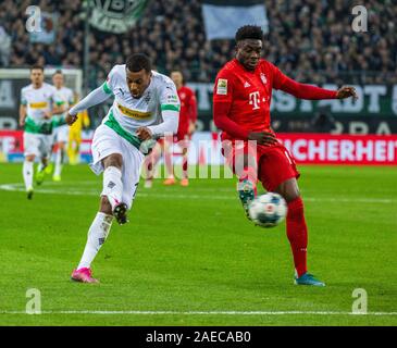 Sport, calcio, Bundesliga, 2019/2020, Borussia Moenchengladbach vs FC Bayern Monaco 2-1, Stadio Borussia Park, scena del match, shot sul traguardo da Alassane motivo (MG), destra Alphonso Davies (FCB), DFL REGOLAMENTI VIETANO QUALSIASI USO DI FOTOGRAFIE come sequenze di immagini e/o quasi-VIDEO Foto Stock