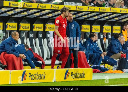 Sport, calcio, Bundesliga, 2019/2020, Borussia Moenchengladbach vs FC Bayern Monaco 2-1, Stadio Borussia Park, giocatore interruttore, sostituzione di Javier Martinez (FCB) da head coach Hansi Flick (FCB) mi. ri, DFL REGOLAMENTI VIETANO QUALSIASI USO DI FOTOGRAFIE come sequenze di immagini e/o quasi-VIDEO Foto Stock