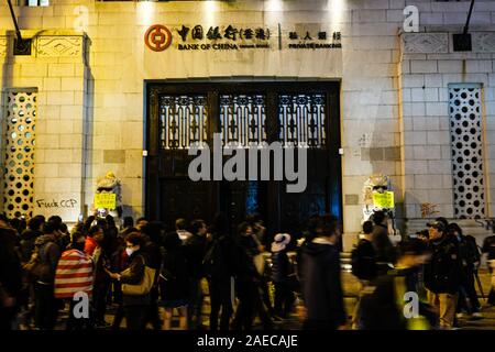 Hong Kong, Cina. L'8 dicembre, 2019. Manifestanti vandalize Banca di Cina edificio durante un pro-democrazia rally nel distretto centrale di Hong Kong, Cina. Centinaia di migliaia di persone hanno marciato attraverso Hong Kong per contrassegnare la Giornata dei Diritti Umani come dimostrazioni di Hong Kong ha continuato nel suo sesto mese. I manifestanti continuano a chiamare per Hong Kong il governo per soddisfare le loro esigenze 5. Credito: Keith Tsuji/ZUMA filo/Alamy Live News Foto Stock